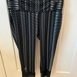 Underarmour size small black & white crop leggings